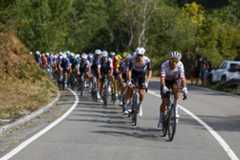 El pelotón circula junto en la Vuelta a España.