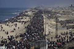 Palestinos desplazados al sur de la Franja regresan a la ciudad de Gaza.
