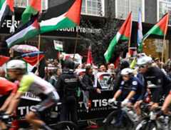 Manifiestantes propalestinos en la salida de O Barco de Valdeorras.