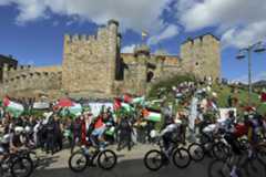 Manifestación propalestina al paso de la Vuelta por Ponferrada, el miércoles.
