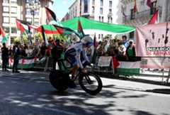 Manifestaciones durante el recorrido de la contrarreloj.