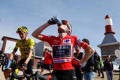 Vingegaard, con Kuss, en la cima de la Bola del Mundo.