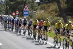 ROBLEDO DE CHAVELA (MADRID), 13/09/2025.- El pelotón participa en la vigésima etapa de La lt;HIT gt;Vuelta lt;/HIT gt; a lt;HIT gt;España lt;/HIT gt; disputada este sábado entre las localidades madrileñas de Robledo de Chabela y el Puerto de Navacerrada con un recorrido de 165.6 km. EFE/ Javier Lizón