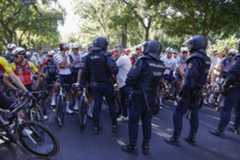 El pelotón, parado en las calles de Madrid tras la interrupción de la carrera.