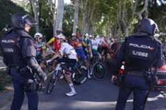 Los corredores de la Vuelta, tras ser bloqueados por manifestantes, ayer.