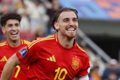 Iker Bravo celebra uno de sus goles.