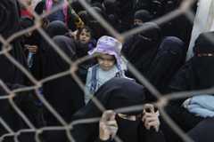 Mujeres y niños vinculados al ISIS esperan el control de identificación en el campo de Al-Hol (Hasaka).