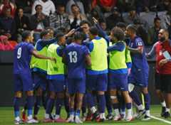 Los jugadores de Cabo Verde celebran un gol.