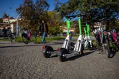 Patinetes de alquiler, uso comunitario, aparcados en la calle.