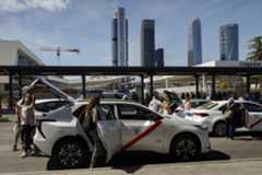 Varios taxis recogiendo clientes en una parada en la estación de Charmatín-Clara Campoamor en Madrid.