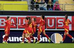 Las jugadoras de España corren a abrazar a Alexia tras su gol.