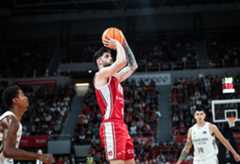 Santi Yusta, lanzando ante el Real Madrid.