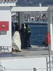 Agentes de la Guardia Civil, en el punto donde apareció el hombre malherido.