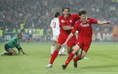 Xabi Alonso, tras anotar en la final de la Champions de 2005.