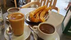 Así es la churrería más antigua de Málaga: cerca de 100 años sirviendo churros con chocolate
