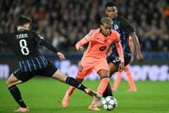 Lamine Yamal encara a Tzolis en el duelo ante el Brujas.