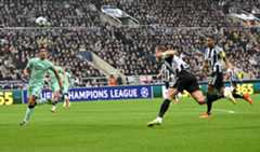 Burn marca el primer gol del Newcastle.