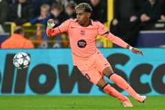 Lamine Yamal, con el balón, el miércoles en el Jan Breydel.