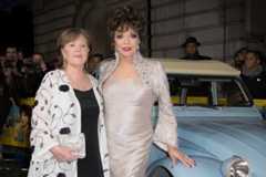 Pauline Collins (a la izquierda de la imagen), junto a Joan Collins en 2016