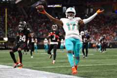 Jaylen Waddle, de los Dolphins, celebra un touchdown.
