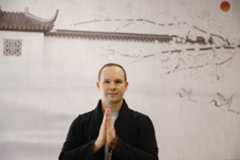 El maestro Tombolato posa en su escuela de kung fu.