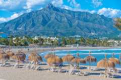 Playa con el pico de La Concha al fondo.