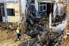 Derrumbe de una casa afectada por la dana en Paiporta.