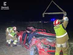 Los Bomberos de Castellón, durante el rescate de los ocupantes.