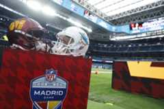 Imagen de los cascos protectores de los equipos Miami Dolphins y Washington Commanders antes del partido de liga regular de la Liga de Fútbol Americano en el Estadio Santiago Bernabéu