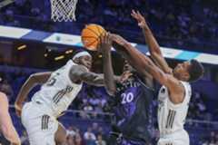Sylla lucha por un rebote con Maledon y Garuba, en el Palacio.