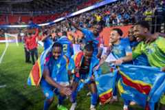 Integrantes de la selección de RD del Congo celebran su victoria.