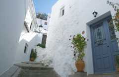 Así es el único pueblo andaluz que aspira a ser 'Pueblo Ferrero Rocher': calles estrechas, vino moscatel y denominado la Cornisa de la Costa del Sol