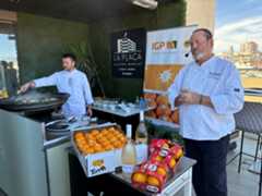 El chef Raúl Magraner, del restaurante Bon Aire de El Palmar, durante la presentación del evento en la terraza de El Corte Inglés de Colón en Valencia.