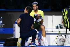 Alcaraz recibe masaje, durante la final de las ATP Finals.