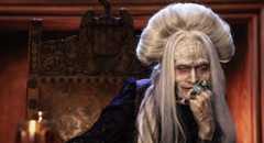 Caleb Landry Jones caracterizado como Drácula.