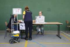 Una trabajadora de Correos entrega el voto por correo durante una jornada electoral.