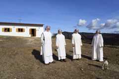 Sor Yohanan, sor Anmarta, sor Salvada y sor Sol Miriam, delante del antiguo establo de cerdos que han convertido en capilla en la aldea de Marigenta.