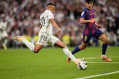 El delantero del Real Madrid Kylian Mbappé disparando un balón durante el partido contra el FC Barcelona.