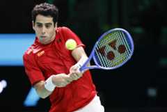Jaume Munar golpeando una pelota durante un punto frente a Chequia en la Copa Davis.