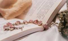 Pulseras de cuarzo rosa: cuál es su significado y en qué mano se ponen