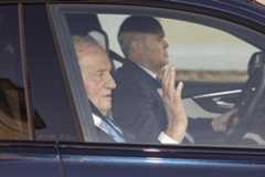 El Rey Emérito, Juan Carlos I, sale del almuerzo privado con motivo del 50 aniversario de la Monarquía en España.