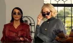 Kim Kardashian y Naomi Watts, en un fotograma de 'Todas las de la ley'.