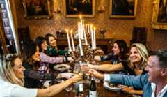 Celebrando Acción de Gracias alrededor de la mesa.