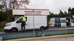 Agentes de la Agrupación de Tráfico de la Guardia Civil realizando un control a una furgoneta.