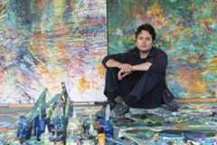 Carlos Azañedo junto a sus obras en el estudio de Boadilla del Monte