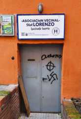 La puerta del local con las pintadas neonazis