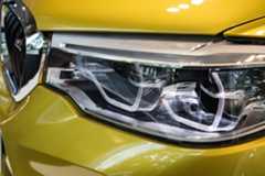 Faros de un vehículo.