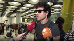 Javier Calvo, atiende a la prensa a su llegada al aeropuerto de Madrid.