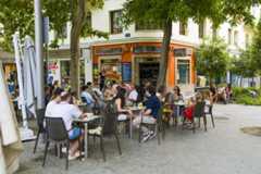 Una de las terrazas en la plaza de Olavide.