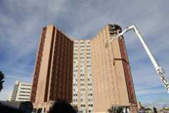 Las obras de demolición de la torre del 12 de Octubre, ayer.